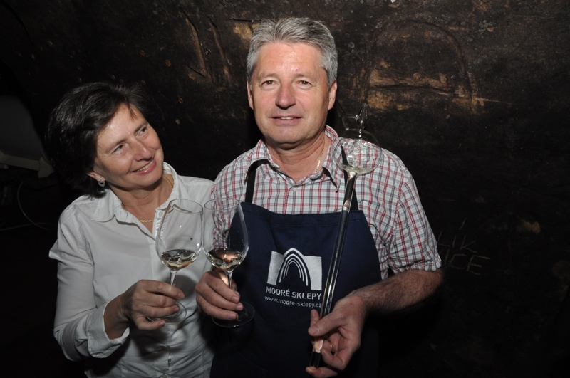 Emilie a Miroslav Blahůškovi ve vinném sklepě